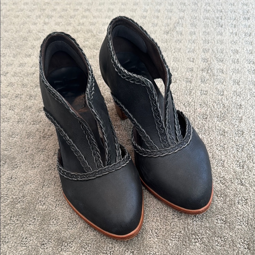 ELF Women’s Black Leather Cutout Spirt Walker Booties